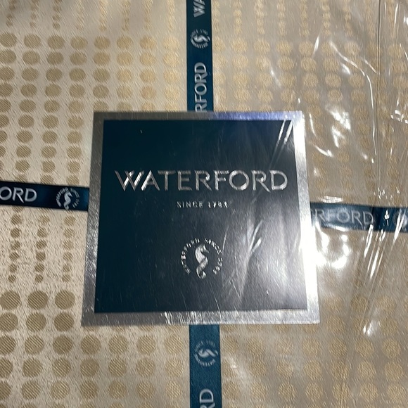 Waterford Set of FOUR Placemats, Shimmer Dot Collection, Gold NEW - Picture 5 of 8